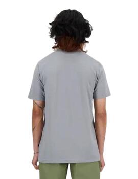camiseta New Balance ess poster gris de hombre.