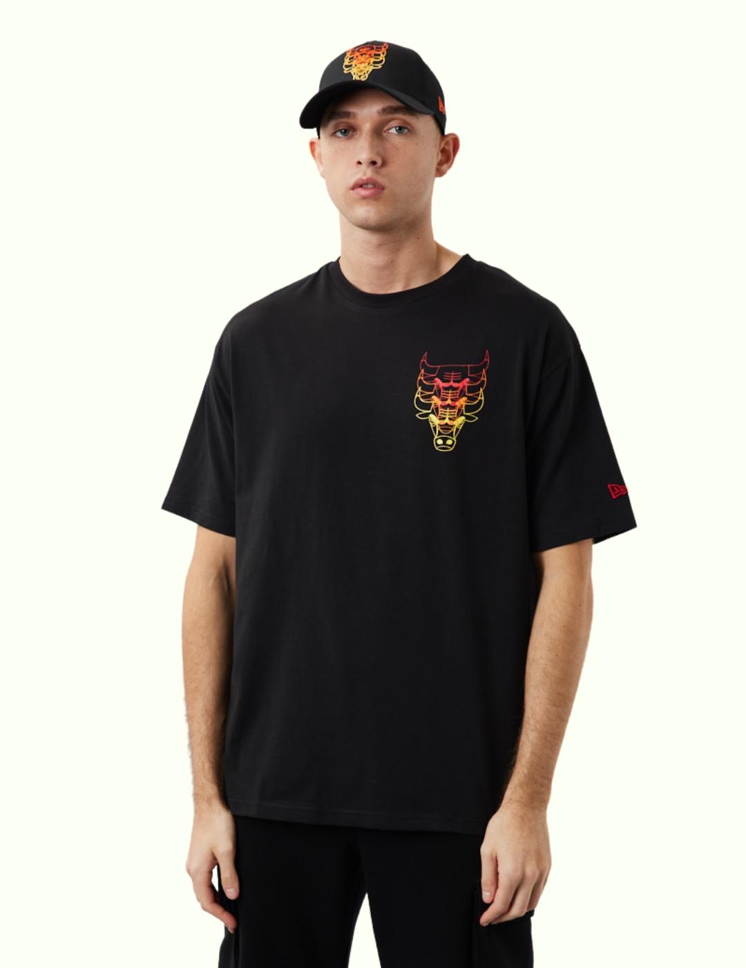 camisea new era C: Bulls logo stacked oversized negro.