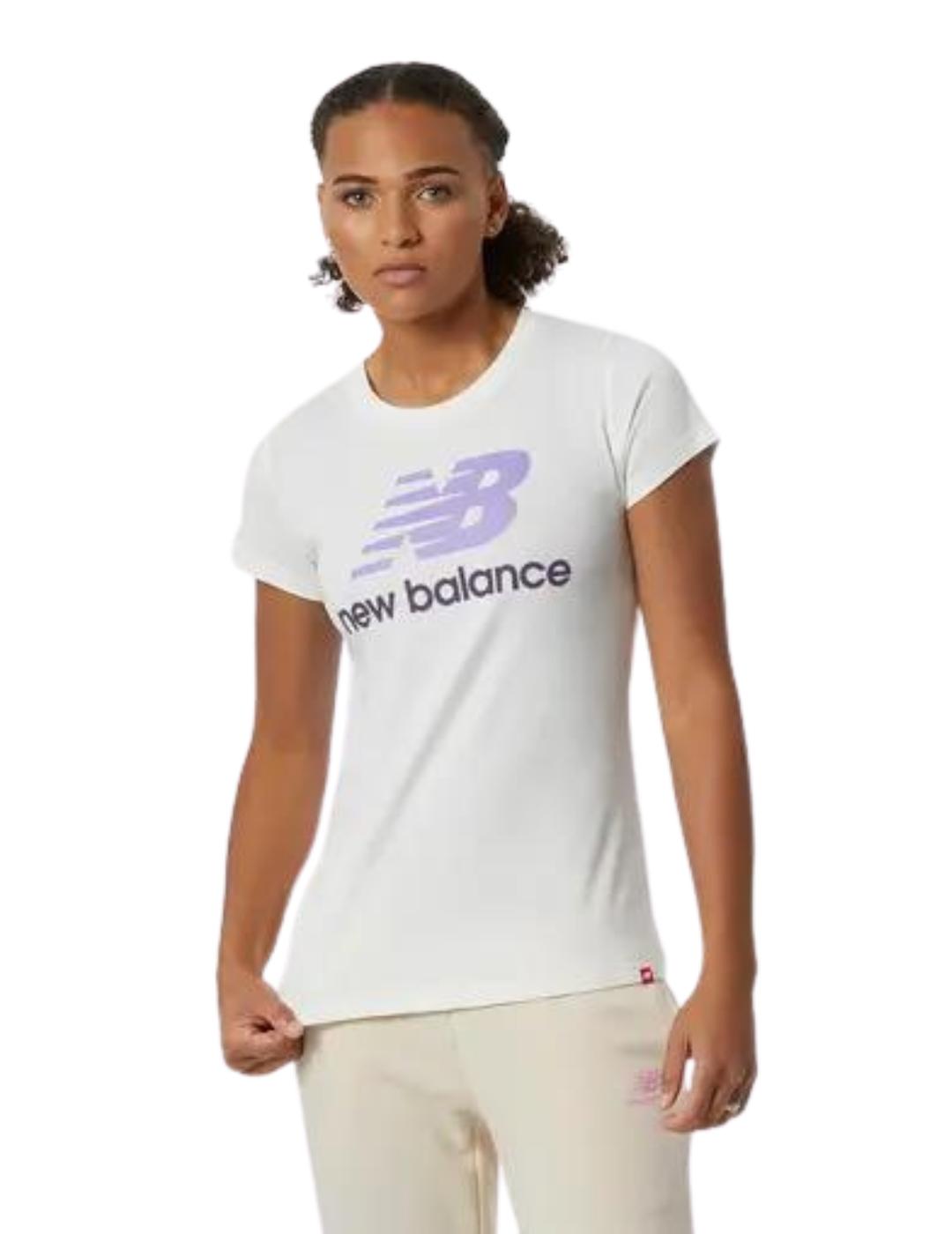 camiseta New Balance logo beige de mujer.