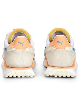 Zapatillas puma future rider soft beige naranja de mujer.