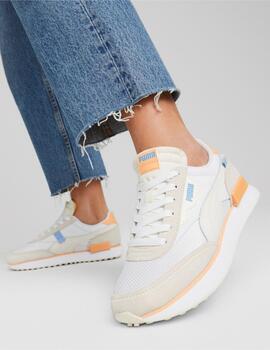 Zapatillas puma future rider soft beige naranja de mujer.