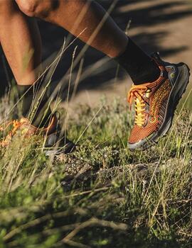 Zapatillas atom terra at117 high tex volcano naranja hombre.