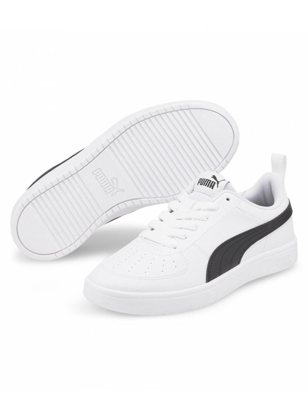 Zapatillas puma rickie jr blanco negro de niño.