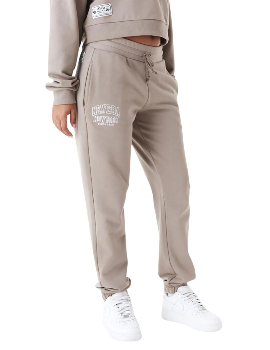 pantalon new era joggers arch wordmark marron de mujer.