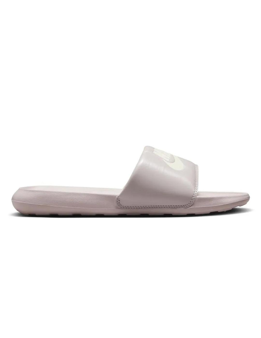 Chanclas nike victori one slide violeta platino de mujer.