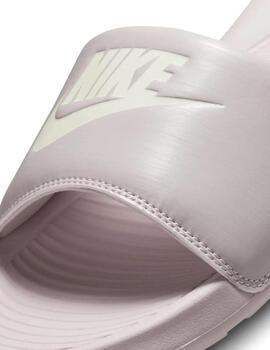 Chanclas nike victori one slide violeta platino de mujer.