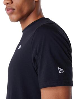 Camiseta new era essential negro de hombre.