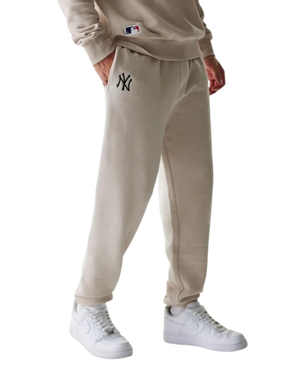 Pantalón jogger new era NY Yankees ess beige de hombre.