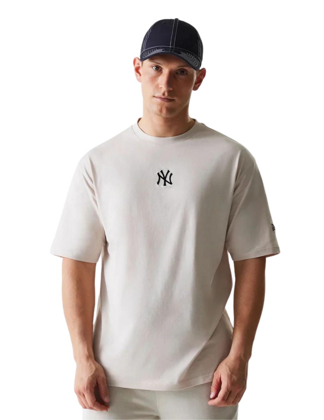 Camiseta new era  oversized NY Yankees ess beige de hombre.