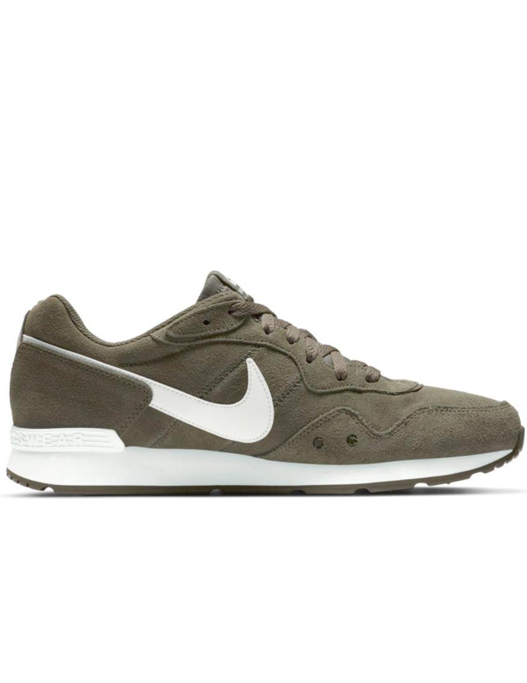 Zapatillas nike venture runner suede verde de hombre.