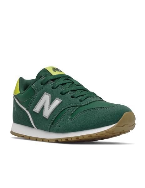 Zapatillas new balance verde de niño.