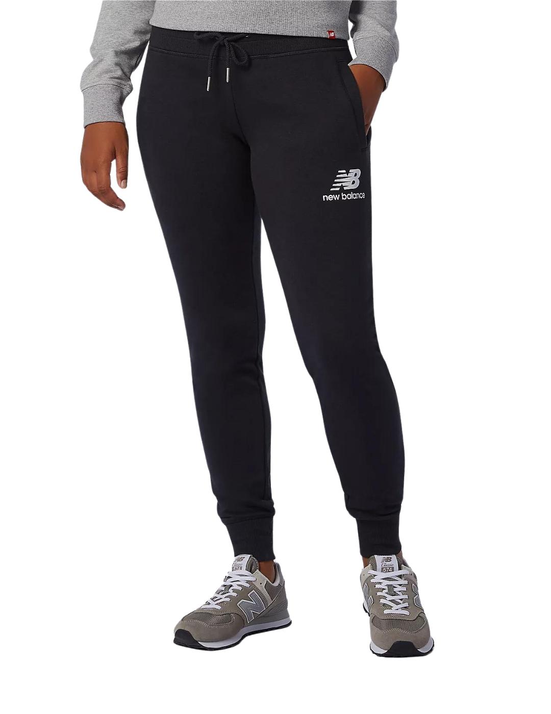 pantalon new balance Essentials French Terry negro de mujer.