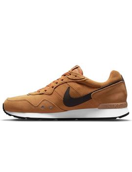 Zapatillas nike venture runner suede mostaza de hombre.