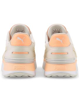 Zapatillas puma r78 voyage premium beige naranja de mujer.