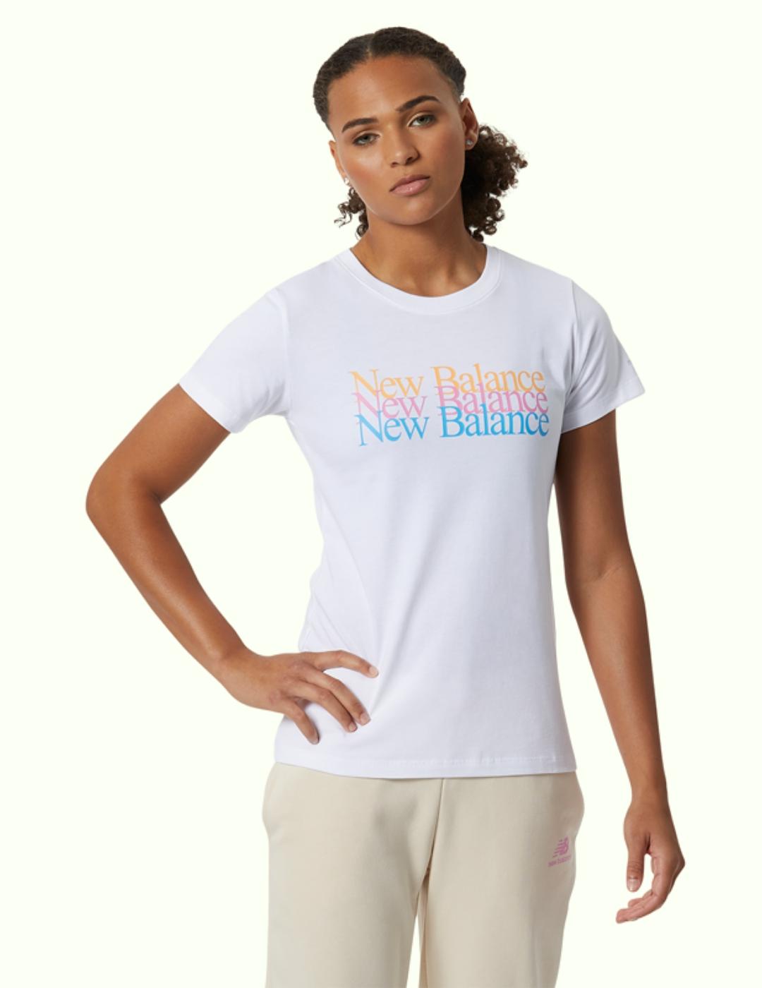 camiseta new balance essential celebrate blanco de mujer.