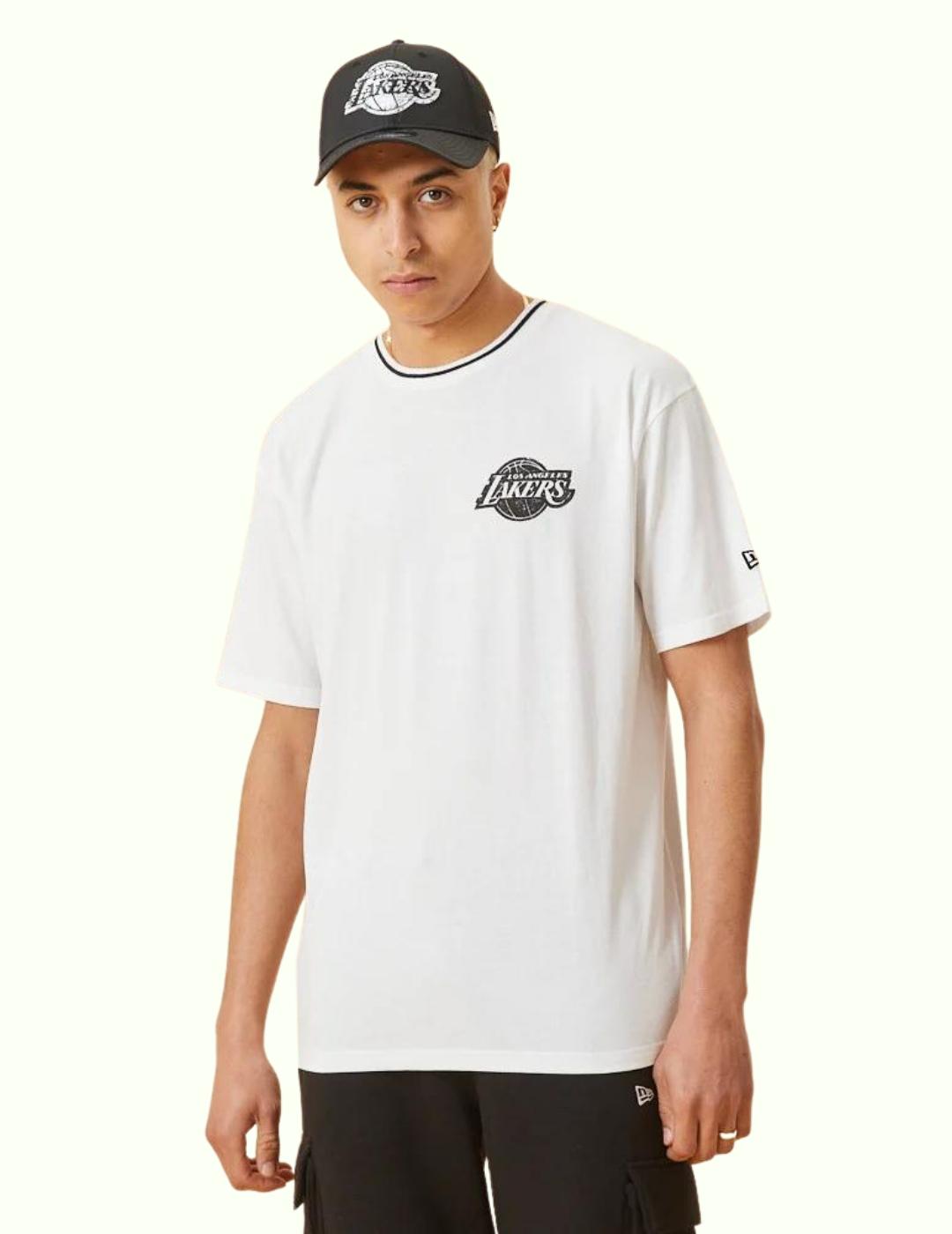 camiseta New Era LA Lakers Graphic Oversized blanco.