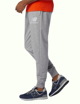 pantalon new balance ess stacked logo gris de hombre.