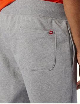 pantalon new balance ess stacked logo gris de hombre.