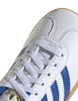 Zapatillas adidas gazelle blanco azul de niño.
