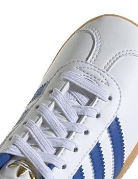 Zapatillas adidas gazelle blanco azul de niño.